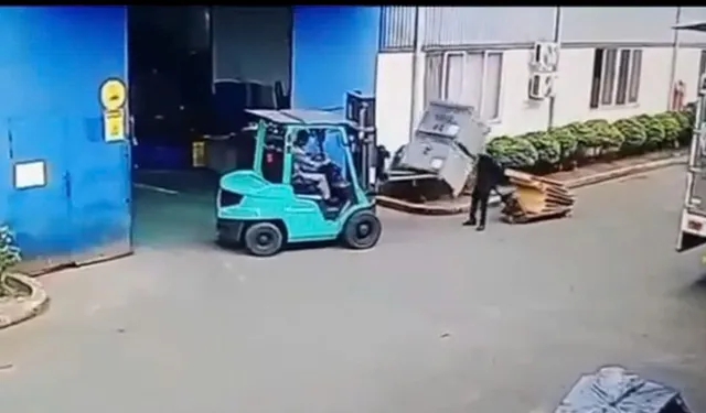 Feci iş kazası kamerada! Vietnam'da işçi, forkliftten devrilen yükün altında kalarak can verdi