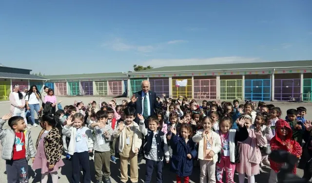 Yenimahalle’de minikler sahipsiz hayvanlarla buluştu