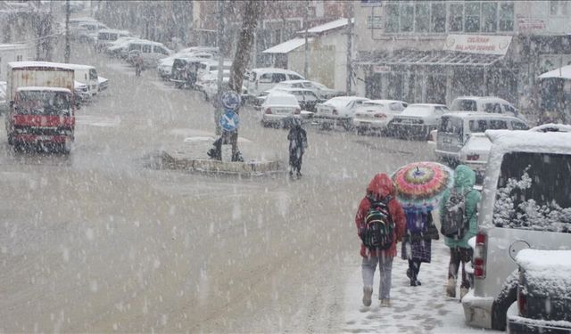 Adıyaman'da Kar Yağışı Ulaşımı ve Eğitimi Olumsuz Etkiliyor