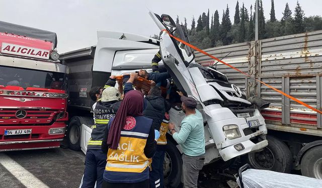 Zincirleme kazada kağıt gibi ezilen kabinden sağ çıktı!