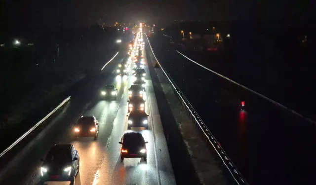 Yola çıkacaklar dikkat! Tatil dönüşü İstanbul'da trafik yoğunluğu