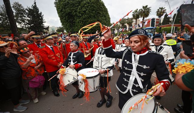 Uluslararası Portakal Çiçeği Karnavalı'nın kortej geçişi yapıldı