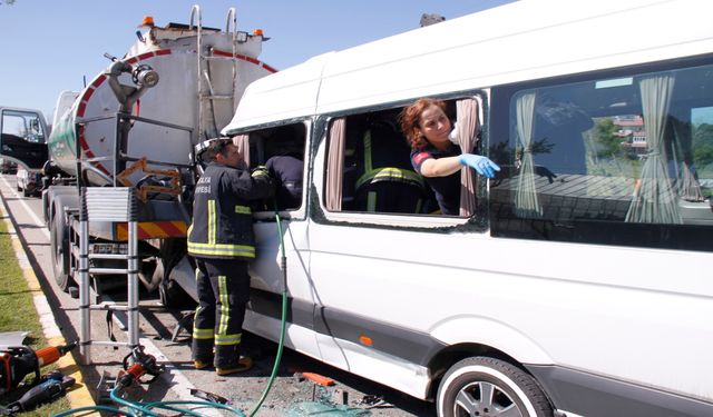 Tur minibüsü ile su tankerine çarpıştı, sıkışan sürücü 3 saatte kurtarıldı