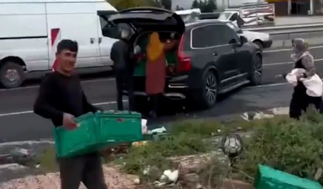 Diyarbakır'da tır kazasında akılalmaz görüntüler!Yola saçılan meyveleri araçlarına yüklediler