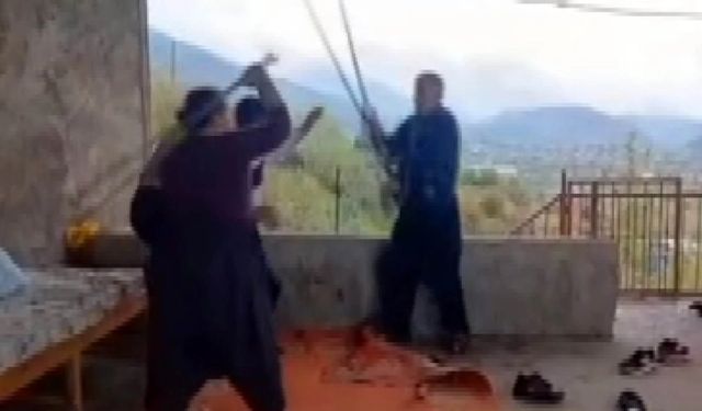 Tarladan yol geçirme kavgası: Sopalar sandalyeler havada uçtu!