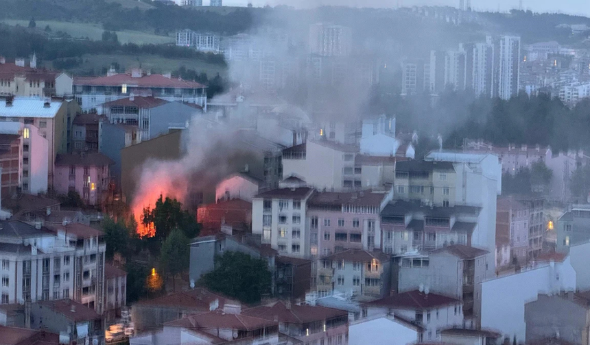 Bilecik’te bina alevlere teslim oldu, gökyüzü dumanla kaplandı