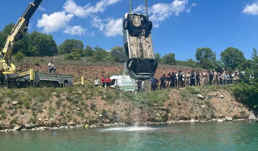 Erzincan’da korkulan oldu: Kayıp şahıs aracıyla birlikte su altında bulundu!