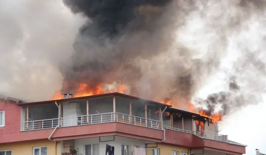 Kocaeli'de apartman çatısında korkutan yangın