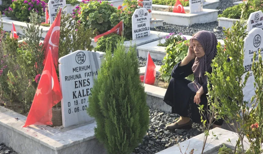 Hatay'da buruk bayram: Vatandaşlar deprem şehitliğinde