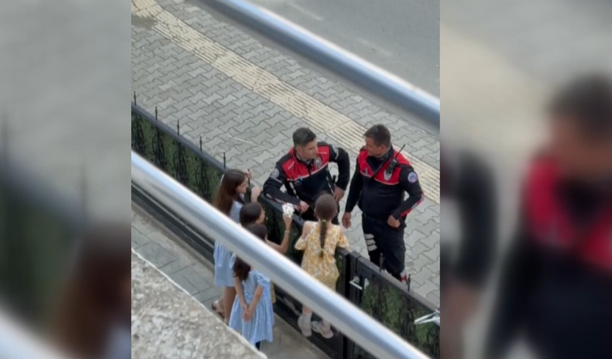 Bayramda Çocuklarla Buluşan Polisler Sosyal Medyada