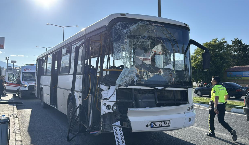 Erzincan’da korkutan kaza: Yolcu otobüsü ile tır çarpıştı