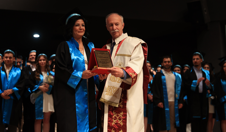 Edirne’de Azmiyle İlham Veren Anne Üniversite Birincisi Oldu