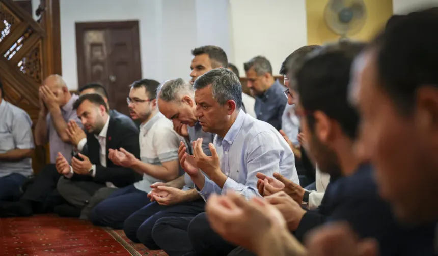 Ferdi Zeyrek için düzenlenen mevlide Özgür Özel de katıldı