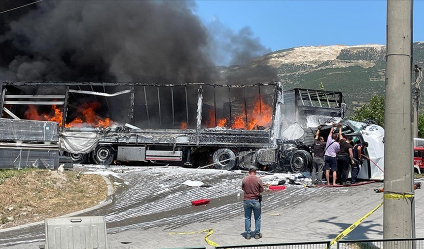 Sakarya'da korkutan zincirleme kaza: 3 tır çarpıştı!