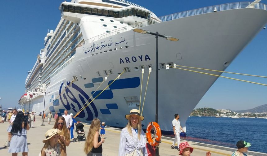 Gören bir daha bakıyor: "Aroya" kruvaziyeri 1750 yolcusuyla Bodrum'a demir attı