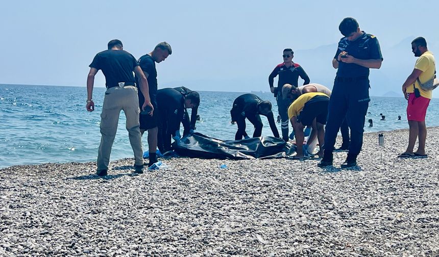 Antalya'da kıyıya cansız bir erkek bedeni vurdu