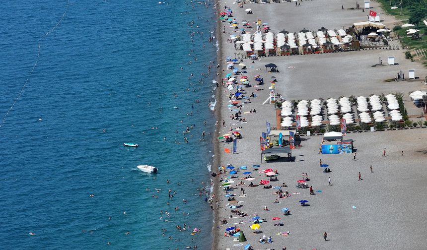 Antalya’da sıcak hava sahilleri doldurdu