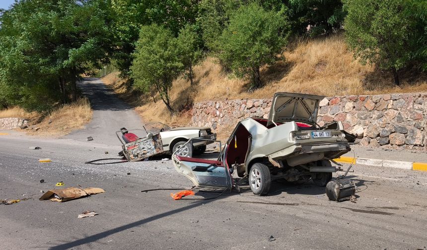 Elektrik direğine çarptı ikiye bölündü