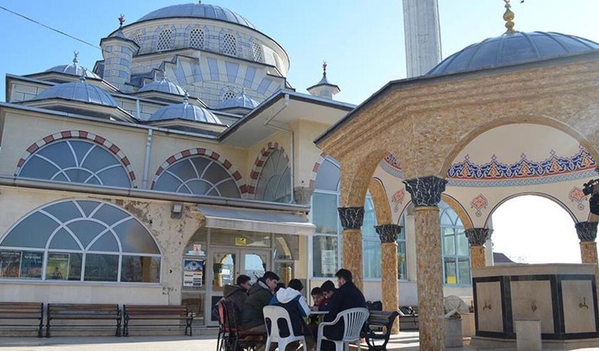 Mersin'de müezzine cami avlusunda bıçaklı saldırı!