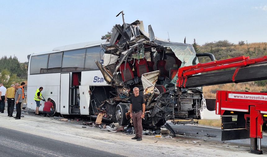 Mersin'de bir otobüs tıra çarptı