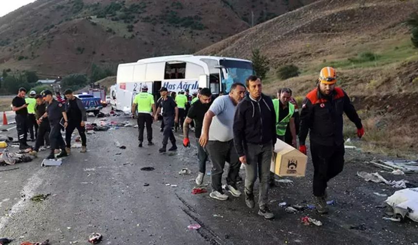 Sivas'ta dağın yamacına çarpan yolcu otobüsünde can pazarı!