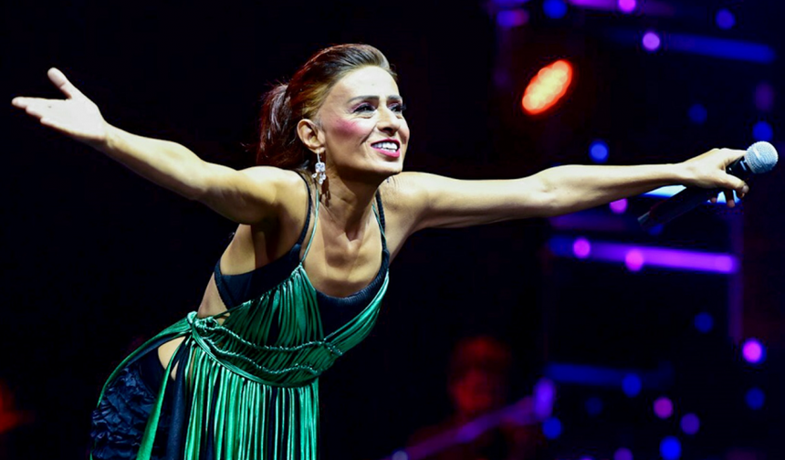Yıldız Tilbe'den olay dans! Konserde adeta kendinden geçti