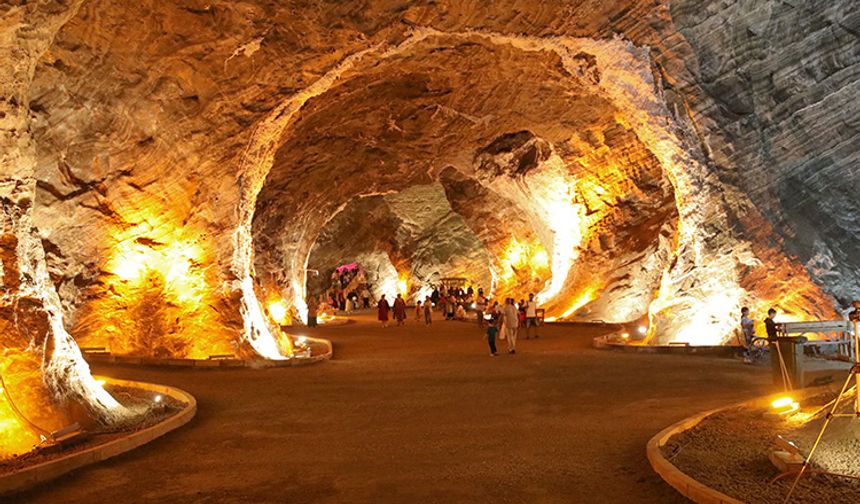 Iğdır'daki Tuz Mağarası milyonların ilgisini çekiyor!