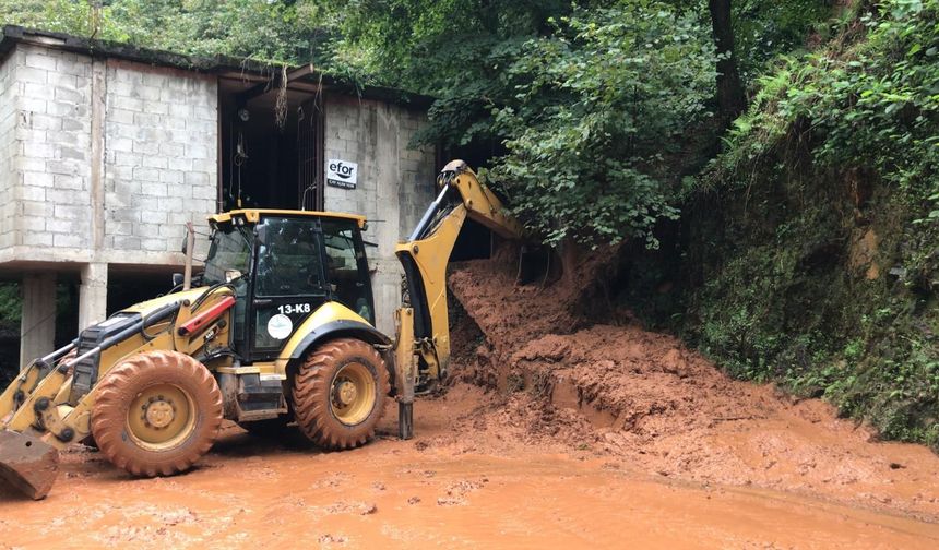 Rize’de sağanak sonrası Heyelan: Köy yolları kapatıldı