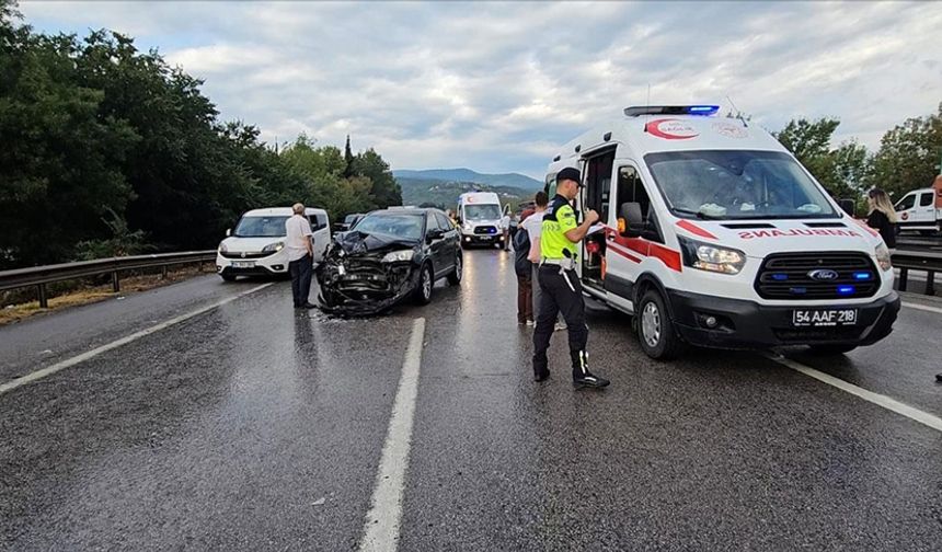 Kaygan yol faciası: Sakarya’da zincirleme kaza, 10 yaralı!