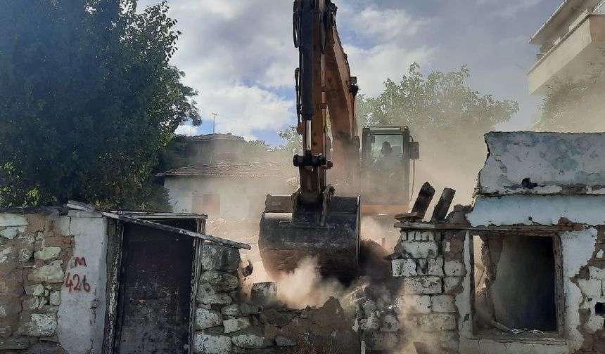 Ankara Altındağ'da metruk yapı yıkma mesaisi devam ediyor!