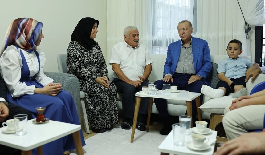 Cumhurbaşkanı Erdoğan Malatya’da depremzede aileyi ziyaret etti