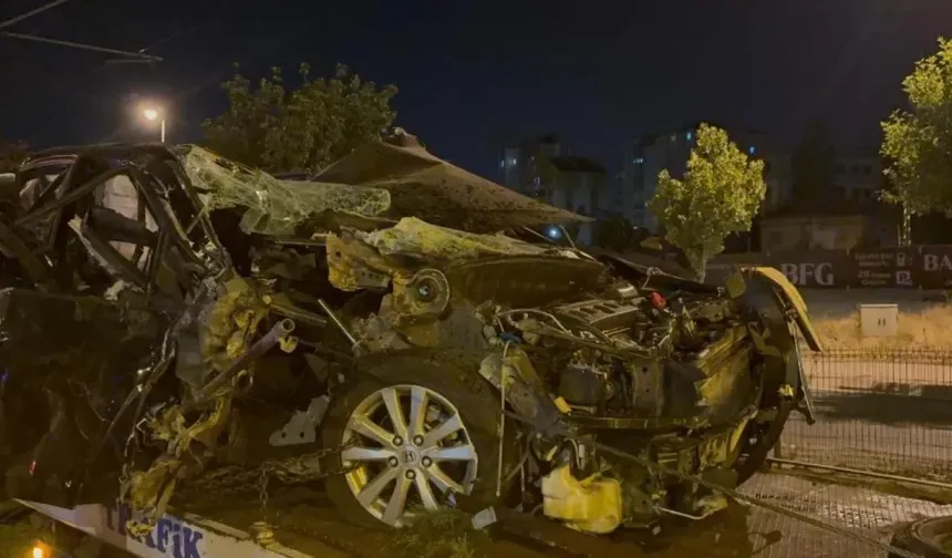 Kayseri’de korkunç kaza: Otomobil tramvay yoluna savruldu!