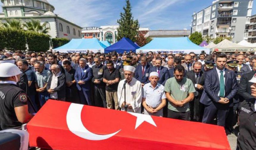 İzmir şehidi Hasan Akın'ın cenaze namazını babası kıldırdı