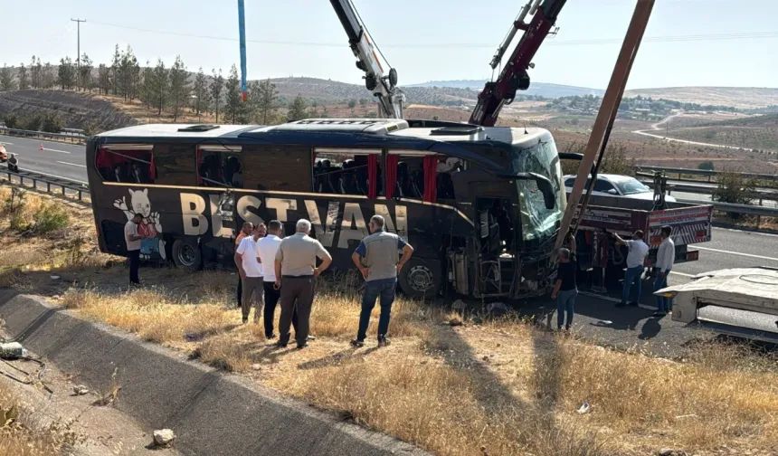 Şanlıurfa'da şoke eden kaza! Yolcu otobüsü devrildi, yaralılar var!
