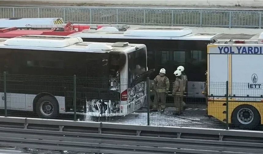 Zeytinburnu’nda metrobüs yangını! Seferler durdu