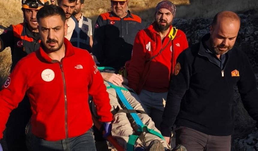 Alman bir turist Van Kalesi'nde gezerken mağaraya düştü!