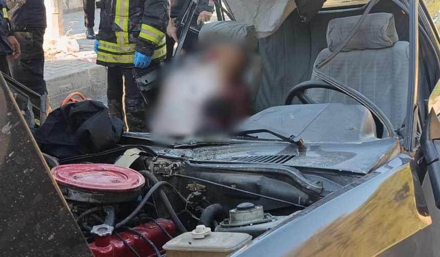 Kuşadası’nda korkutucu anlar: Otomobil park halindeki kamyonete saplandı