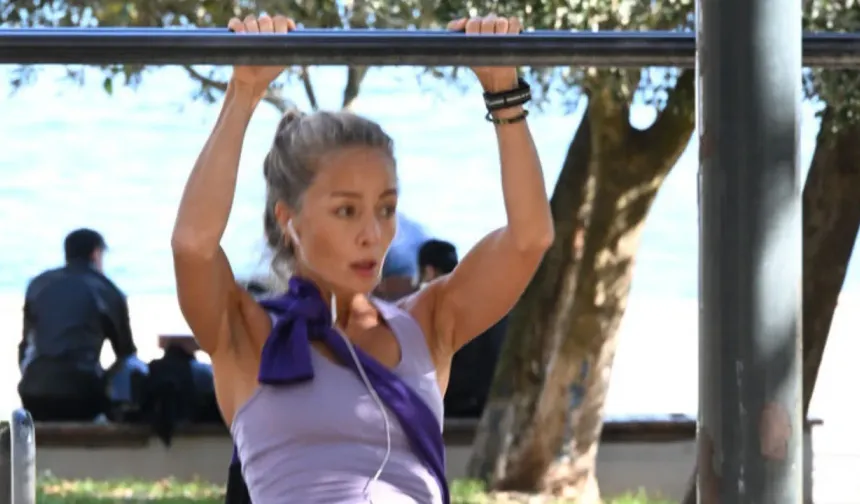 Bade İşçil’in form sırrı: Bebek parkında spor molası