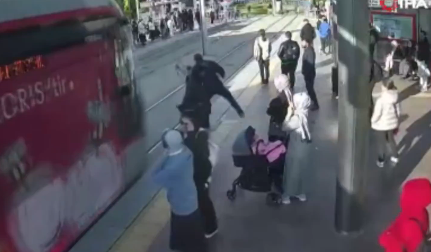 Güvenlik görevlisi genç kızı tramvayın altında kalmaktan son anda kurtardı! O anlar saniye saniye kaydedildi
