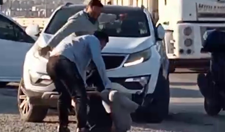 Hatay’da trafikte başlayan tartışma sokak ortasında dayağa dönüştü