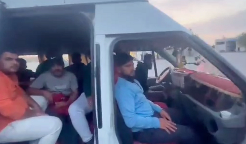 Hatay'da minibüste 20 kaçak göçmen yakalandı