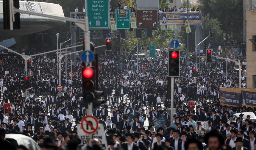 Batı Kudüs’te on binlerce Ultra-Ortodoks Yahudi zorunlu askerliği protesto etti