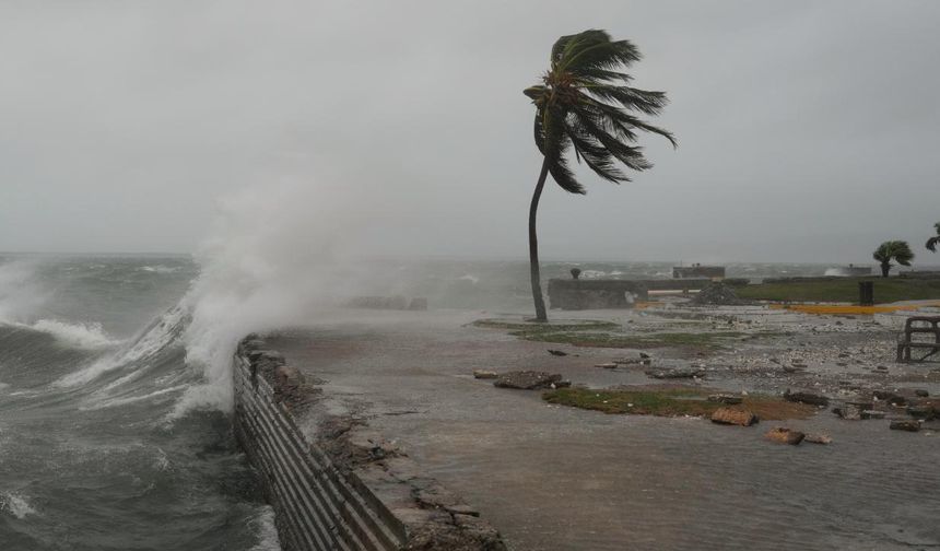 Karayipler'de Melissa Kasırgası can almaya devam ediyor