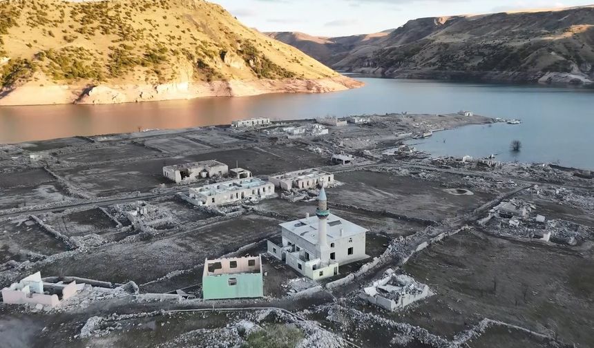 Kars’ta baraj suları çekildi: Eski köy gün yüzüne çıktı!