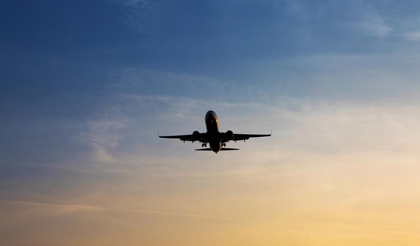 Uçakta ani irtifa kaybı: Yolcular hastaneye kaldırıldı