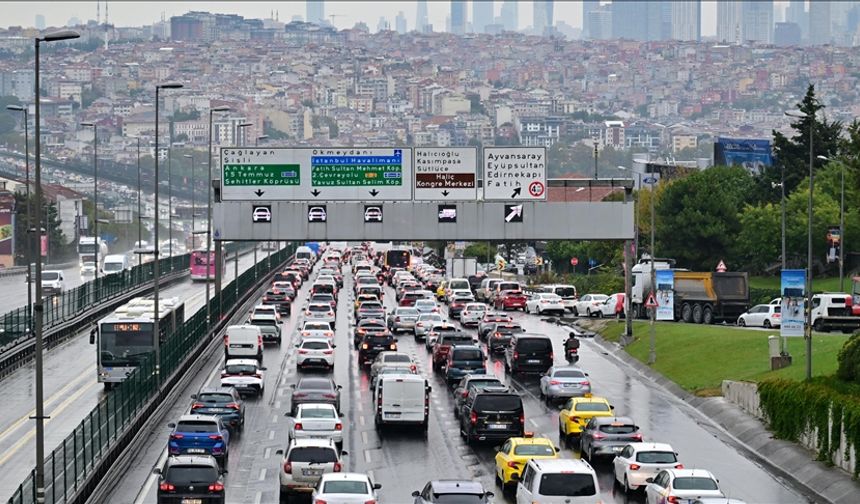 İstanbul’da yağmur trafiği felç etti! Yoğunluk yüzde 87’ye ulaştı