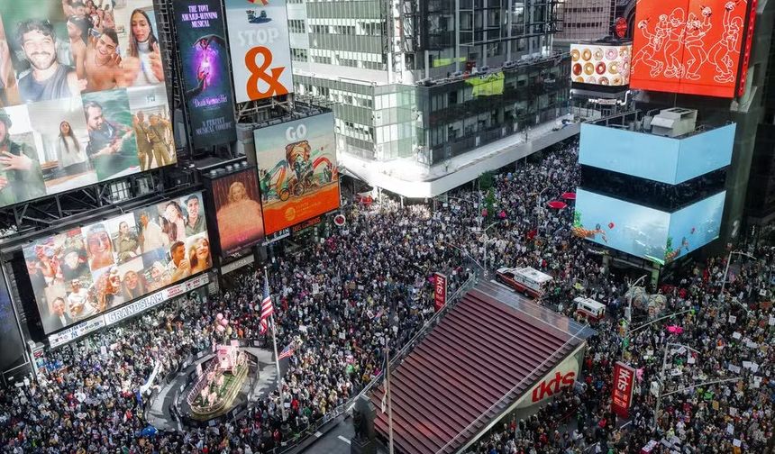 ABD'de milyonlarca kişi Trump karşıtı protestolarda buluştu