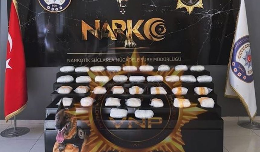 Van’da “Okul Taşıtı” görünümlü minibüste 35 Kilo 820 gram metamfetamin ele geçirildi