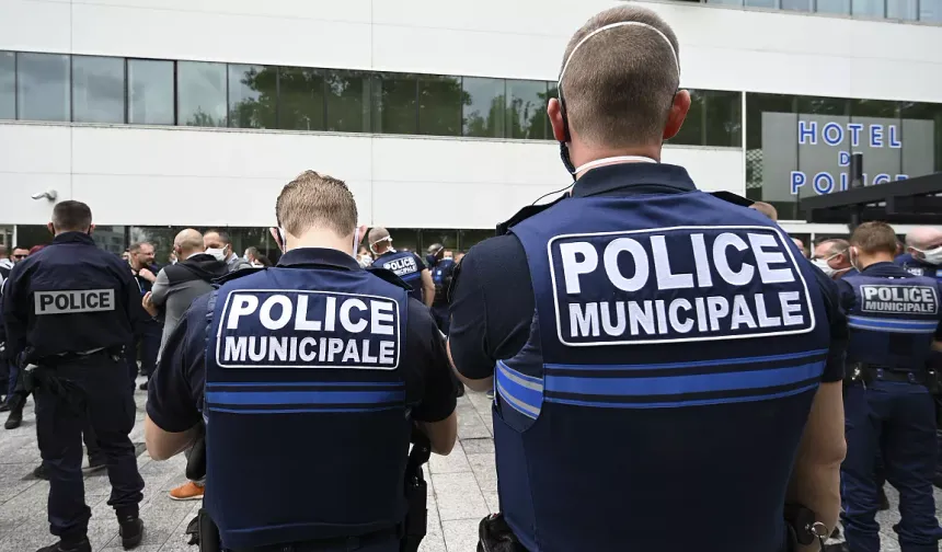 Fransa'da sürücü kalabalığın üzerine sürdü: 2 kişinin durumu ağır!