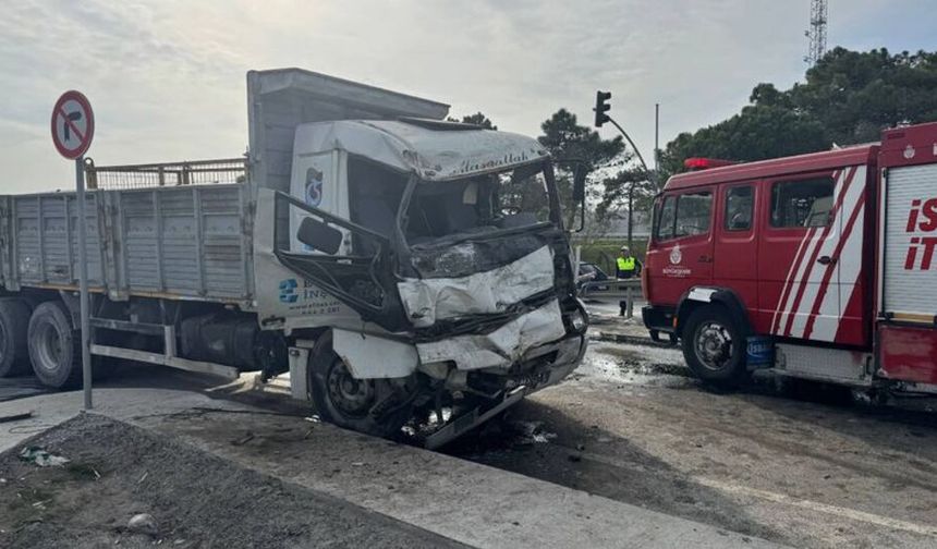 Arnavutköy'de İki kamyon kafa kafaya çarpıştı!